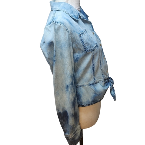 Upcycled, bleached dyed Jones NY Jean shirt w/ gold buttons. Medium - Picture 5 of 9
